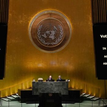 L'Assemblée générale de l'ONU vote le 23 février 2023 pour une résolution qui "exige" le retrait russe d'Ukraine.