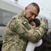 Un soldat embrasse sa femme sur le quai de la gare de Kramatorsk avant qu'elle remonte dans le train pour Kiev, le 29 octobre 2023 en Ukraine