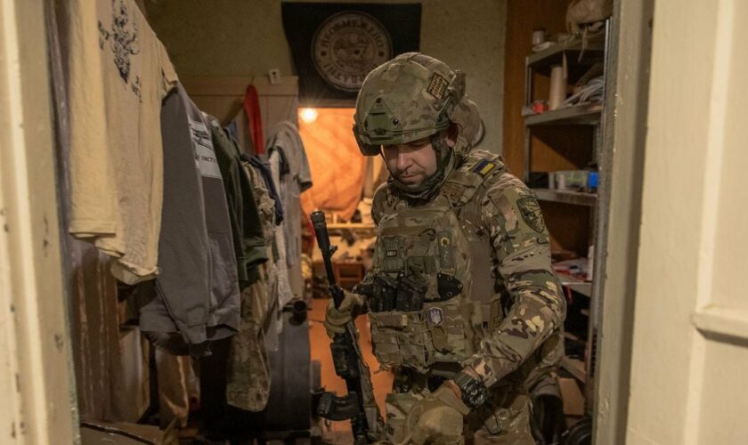 Anton, de la 5e brigade d'assaut, se prépare à repartir passer quatre jours au front où les soldats ukrainiens se relaient face à l'assaut russe, près de Tchassiv Iar, dans la région de Donetsk, en Ukraine, le 28 mars 2024