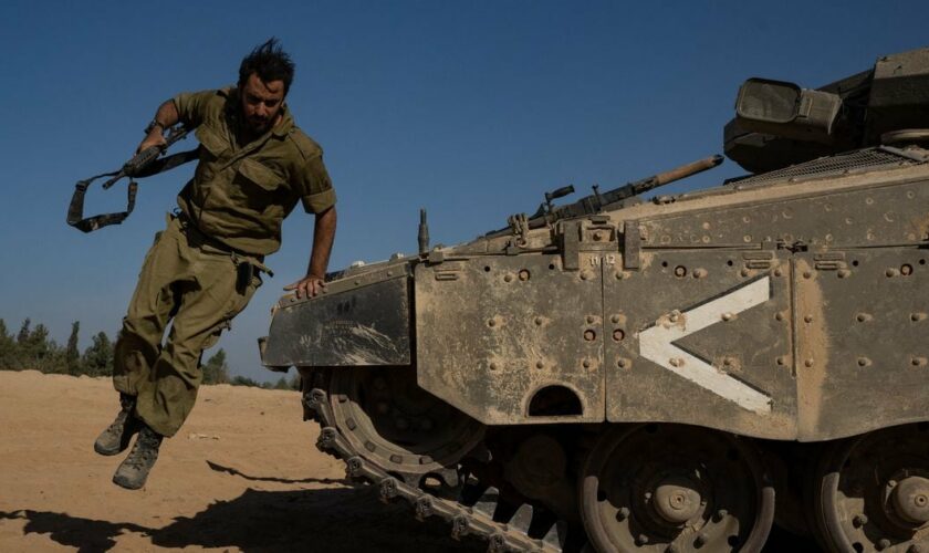 Un soldat israélien mobilisé dans le sud d'Israël, le 21 octobre 2023, alors que l'armée se positionne autour de la bande de Gaza.