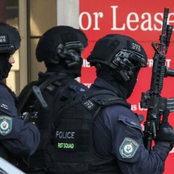 Des policiers entrent dans le centre commercial Westfield Bondi Junction à Sydney où a été perpertrée l'attaque au couteau, le 13 avril 2024