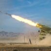 Une photo fournie par le bureau des médias de l'armée iranienne le 27 octobre 2023 montre des missiles tirés lors d'un exercice militaire dans la province d'Isfahan, dans le centre de l'Iran. (Photo by Iranian Army office / AFP) / RESTREINT A L'USAGE EDITORIAL - CRÉDIT OBLIGATOIRE "AFP PHOTO / HO /IRANIAN ARMY OFFICE" - AUCUN MARKETING, AUCUNE CAMPAGNE DE PUBLICITE - DISTRIBUTION EN TANT QUE SERVICE AUX CLIENTS