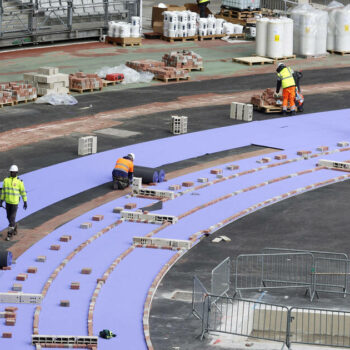 Paris 2024 : couleur violette, coquilles de moules pilées… Les secrets de la nouvelle piste d’athlétisme du Stade de France pour les JO