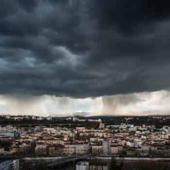 Tempête Renata : la force des vents inquiète, plusieurs sites fermés