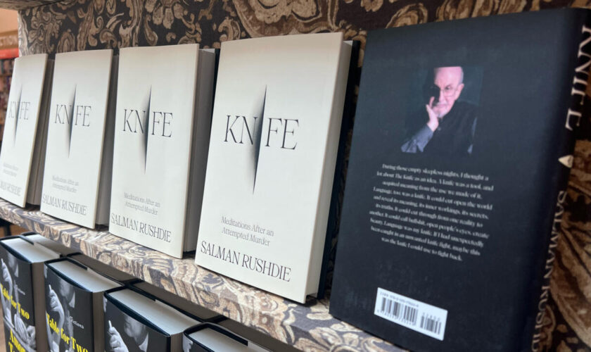 Dans son livre "Le Couteau", Salman Rushdie raconte l'attaque qui a failli lui coûter la vie