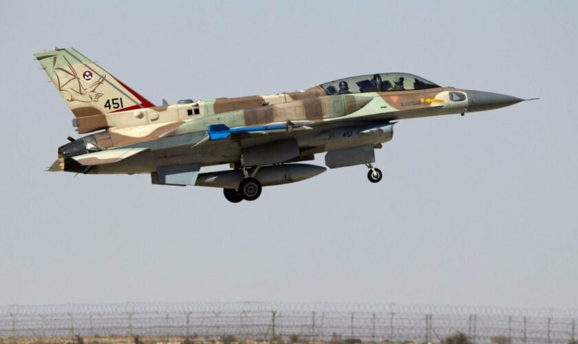 Un F-16 de l'armée israélienne décolle de la base militaire de Ramon dans le désert du Negev en Israël, le 21 octobre 2013