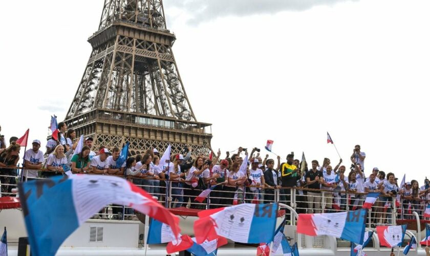 Présentation de la torche olympique des Jeux de Paris-2024, au pied de la Tour Eiffel, en présence de la légende du sprint Usain Bolt, le 25 juillet 2024 à Paris