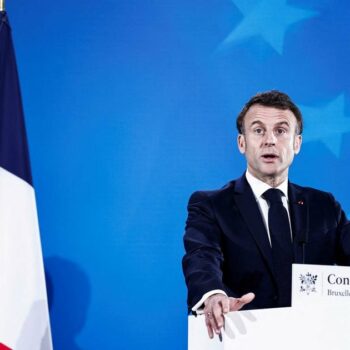 Le président français Emmanuel Macron s'exprime lors d'une conférence de presse au deuxième et dernier jour du sommet du Conseil européen au siège de l'UE à Bruxelles, le 22 mars 2024.
