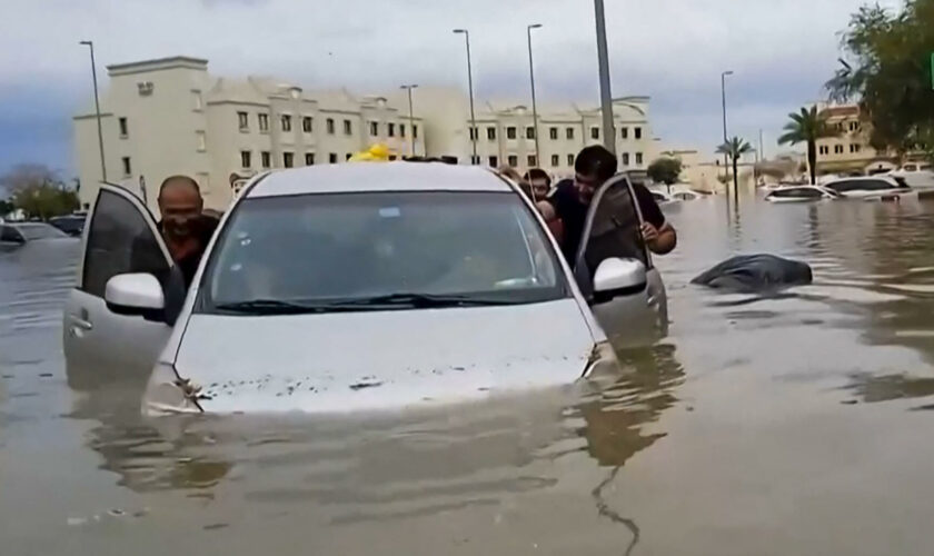 Inondations à Dubaï : comment le réchauffement climatique renforce ces phénomènes extrêmes