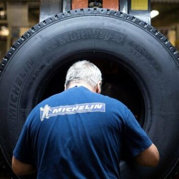 Un employé du fabricant de pneus français Michelin travaille à l'usine de La Roche-sur-Yon, le 22 avril 2016.