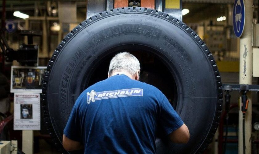 Un employé du fabricant de pneus français Michelin travaille à l'usine de La Roche-sur-Yon, le 22 avril 2016.