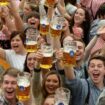 Des jeunes célèbrent l'ouverture de l'Oktoberfest, tradionelle fête de la bière de Munich, en Allemagne, le 19 septembre 2015