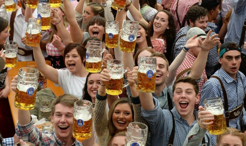 Des jeunes célèbrent l'ouverture de l'Oktoberfest, tradionelle fête de la bière de Munich, en Allemagne, le 19 septembre 2015