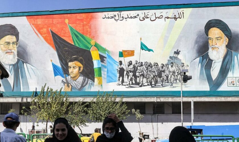 Une peinture murale représente l'ayatollah Ruhollah Khomeini (à droite), premier guide suprême de l'Iran depuis la Révolution islamique de 1979, et l'actuel guide suprême, l'ayatollah Ali Khamenei (à gauche) dans le centre de Téhéran, le 10 septembre 2023
