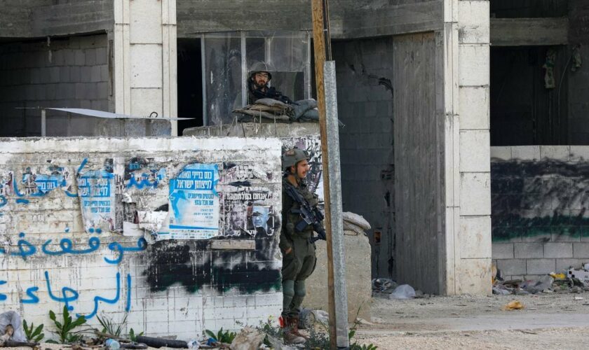Des soldats israéliens positionnés dans un bâtiment de la ville palestinienne de Huwara, le 13 mars 2024 en Cisjordanie occupée