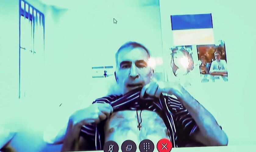 Extrait d'une vidéo de la télévision géorgienne montrant l'ex-président géorgien Mikheïl Saakachvili en visioconférence depuis sa clinique avec la cour de justice chargée de le juger à Tbilissi, le 3 juillet 2023