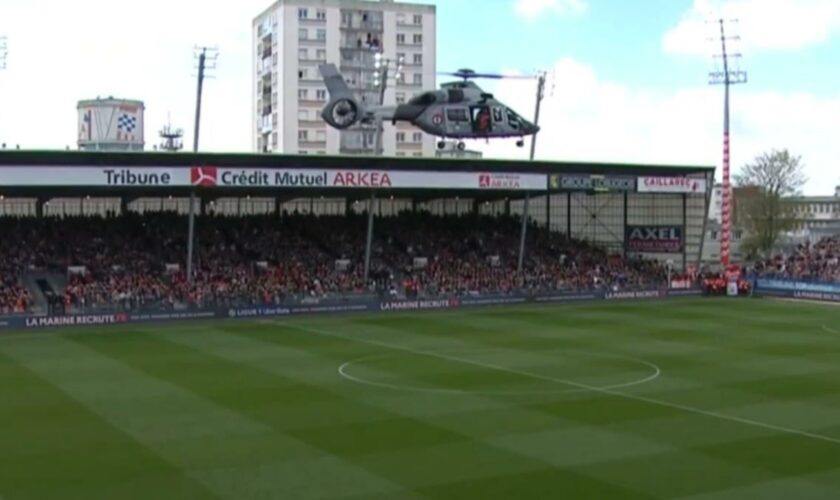 Brest-Monaco en Ligue 1 : le ballon est arrivé par… hélicoptère de la Marine nationale