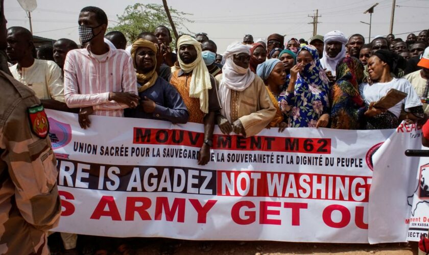 „Packt eure Koffer“ – Proteste gegen US-Soldaten nach angekündigtem Truppenabzug