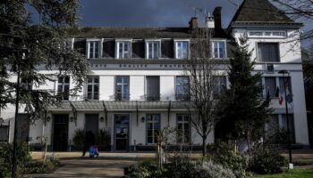 Villeneuve-Saint-Georges : le maire, accusé de salut nazi en conseil municipal, évoque un geste « malheureux »