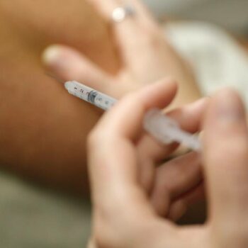 Vaccins : 80% des Français favorables, la couverture en hausse, des poches d’amélioration subsistent