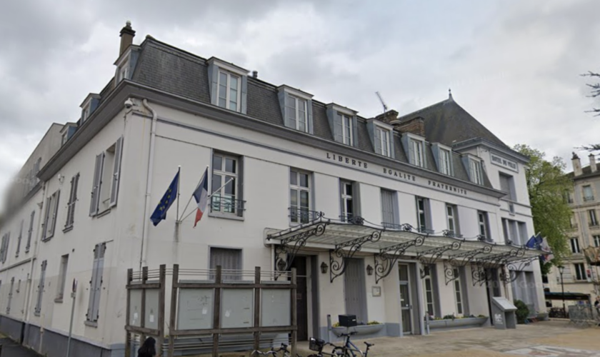 Le maire de Villeneuve-Saint-Georges fait un salut nazi en conseil municipal, la préfète du Val-de-Marne saisit la justice