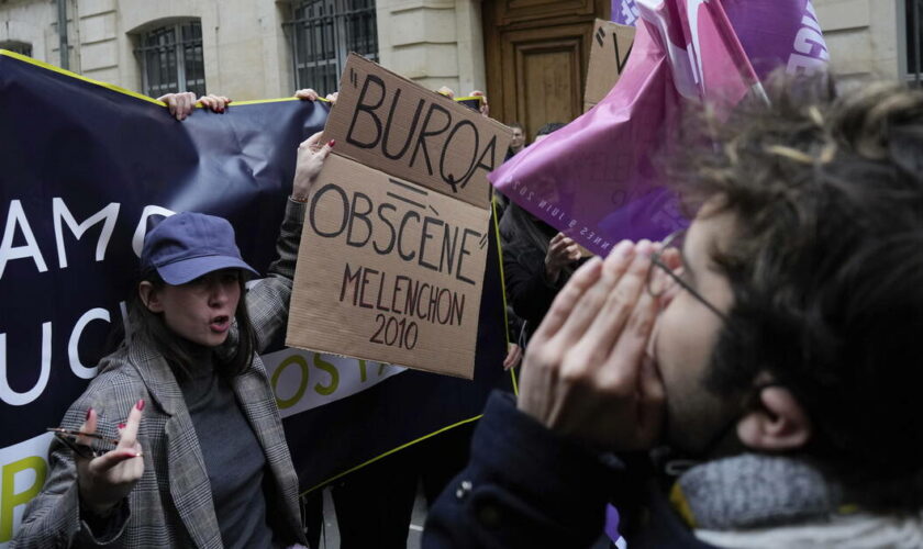 Jean-Luc Mélenchon arrive chahuté par des jeunes d’extrême droite pour sa conférence à Sciences-Po