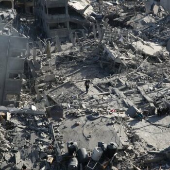 Fouilles de décombres autour de l'hôpital al-Chifa, à Gaza, le 1er avril 2024