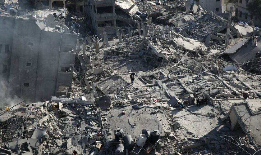 Fouilles de décombres autour de l'hôpital al-Chifa, à Gaza, le 1er avril 2024