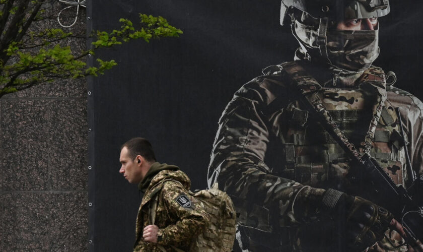 En mal de soldats, Kiev cherche à faire rentrer au pays les Ukrainiens en âge de combattre