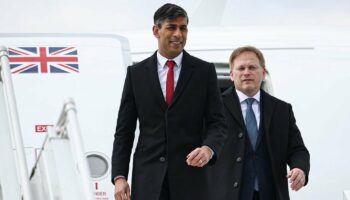 Le Premier ministre britannique, Rishi Sunak (g) et le secrétaire d'Etat britannique à la Défense, Grant Shapps, arrivent à l'aéroport de Varsovie, le 23 avril 2024 en Pologne