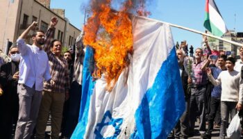 Après la frappe israélienne qui a tué sept membres des Gardiens de la révolutions iraniens en Syrie, des manifestants brûlent un drapeau israélien dans les rues de Téhéran, le 5 avril 2024.