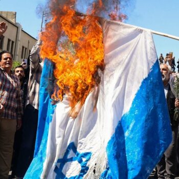 Après la frappe israélienne qui a tué sept membres des Gardiens de la révolutions iraniens en Syrie, des manifestants brûlent un drapeau israélien dans les rues de Téhéran, le 5 avril 2024.