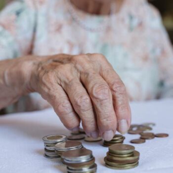 Altersarmut: Frauen verfügen im Alter über ein Viertel weniger Geld als Männer