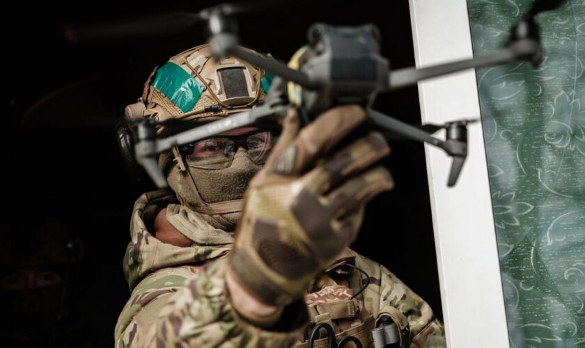 Un soldat ukrainien s'apprête à lancer un drone équipé d'une grenade à Bakhmout, le 9 février 2023.