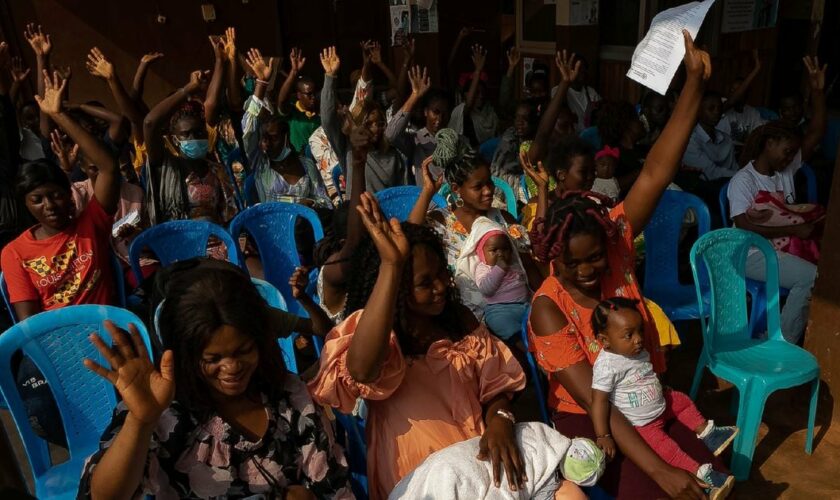 Des mères et leurs enfants à l'hôpital de Soa, lors du lancement de la première campagne de vaccination contre le paludisme, le 22 janvier 2024 au Cameroun