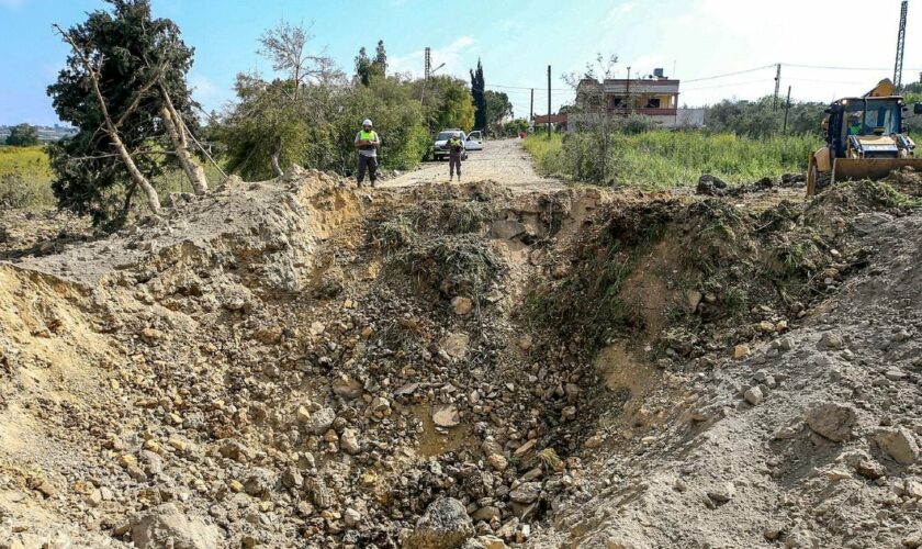 Un cratère provoqué par une frappe israélienne sur une route du village d'Alma al-Chaab dans le sud du Liban, le 15 avril 2024