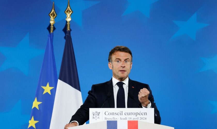 Le président français Emmanuel Macron s'exprime lors d'une conférence de presse à l'issue d'un sommet de l'UE à Bruxelles le 18 avril 2024