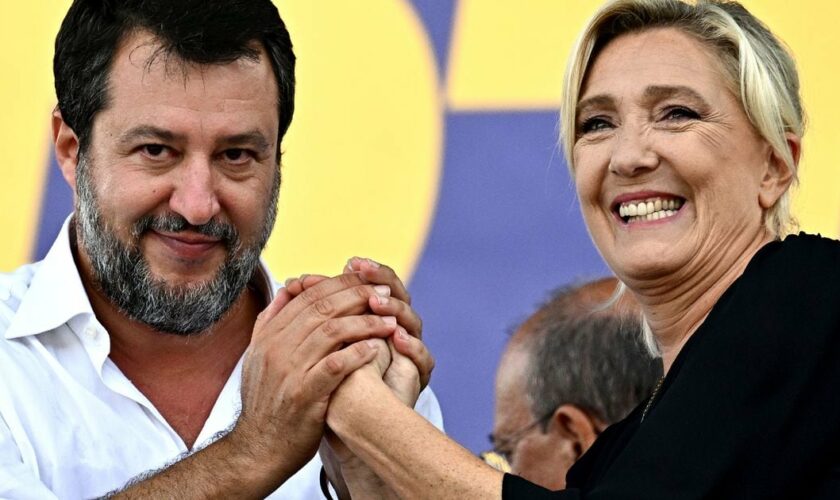 Marine Le Pen (d), cheffe de file de l'extrême droite française et Matteo Salvini, le 17 septembre 2023 à Pontida, dans le nord de l'Italie