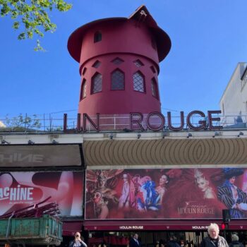 Windmühlenflügel des Moulin Rouge in der Nacht zu Boden gestürzt