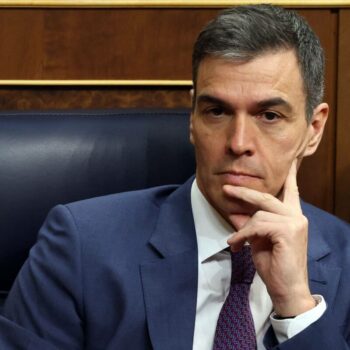 Après l’ouverture d’une enquête contre son épouse, le Premier ministre espagnol Pedro Sánchez réfléchit à une éventuelle démission