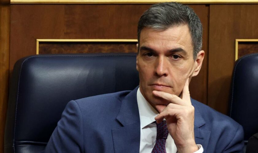 Après l’ouverture d’une enquête contre son épouse, le Premier ministre espagnol Pedro Sánchez réfléchit à une éventuelle démission