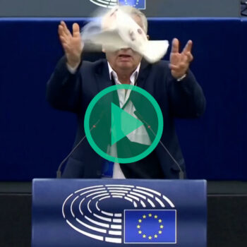 Europe : un eurodéputé slovaque relâche une colombe en plein milieu du Parlement pour appeler à la paix