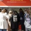 Des touristes font la queue devant la gare Santa Lucia pour acheter des billets d'entrée pour la journée, le 25 avril 2024 à Venise