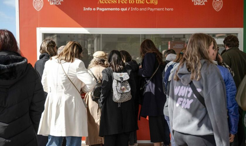 Des touristes font la queue devant la gare Santa Lucia pour acheter des billets d'entrée pour la journée, le 25 avril 2024 à Venise