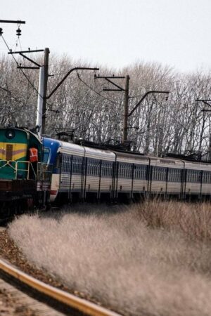 Le train effectuant la liaison Iassynouvata-Lougansk en Ukraine le 28 mars 2015