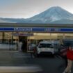 Au Japon, une palissade va être construite devant cette supérette près du Mont Fuji, devenue le repère des touristes