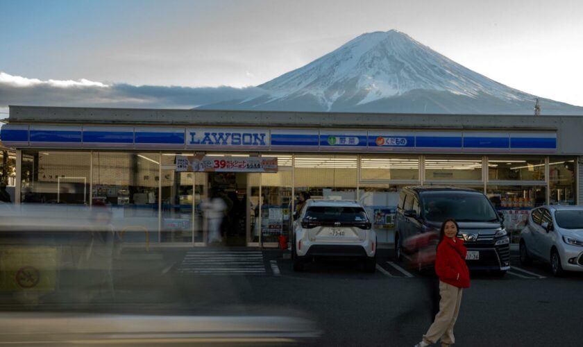 Au Japon, une palissade va être construite devant cette supérette près du Mont Fuji, devenue le repère des touristes