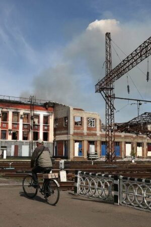 La gare de Lyman détruite par une frappe russe, le 13 avril 2024 dans l'est de l'Ukraine