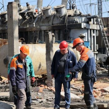 Des travailleurs des services publics réparent une installation énergétique endommagée par les bombardements russes à Kharkiv, dans le nord-est de l'Ukraine, le 10 avril 2024. PAS D'UTILISATION DE LA RUSSIE. PAS D'UTILISATION DE LA BIÉLORUSSIE. (Photo by Ukrinform/NurPhoto) (Photo by Vyacheslav Madiyevskyy / NurPhoto / NurPhoto via AFP)