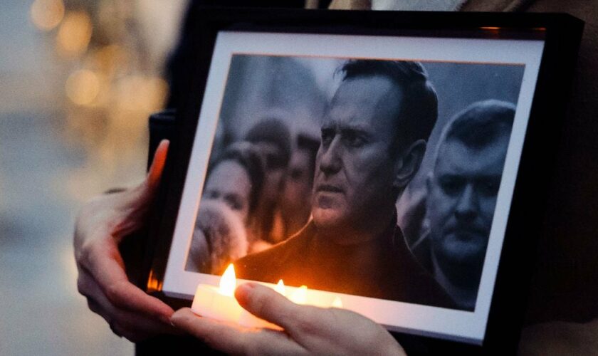 Un portrait de l'opposant russe Alexeï Navalny, mort en prison, tenu lors d'une marche pour le deuxième anniversaire de l'invasion russe en Ukraine, le 24 février 2024 à Paris